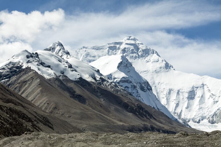 Today’s Good News: Daughter Beats Cancer To Climb Mount Everest With Mom